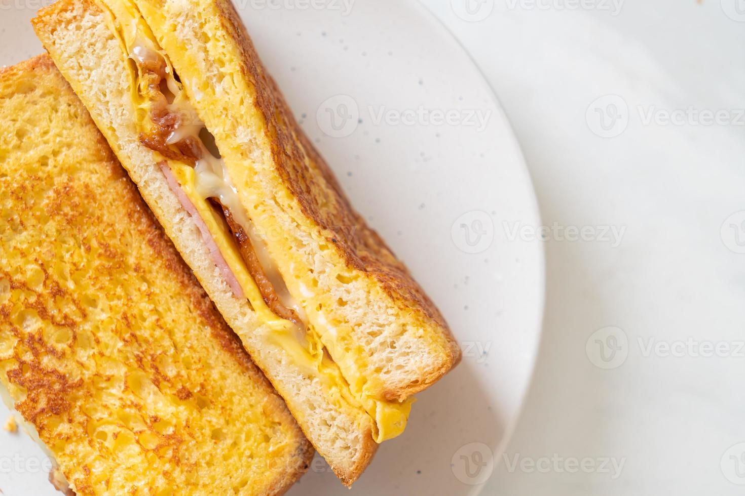 torrada francesa caseira com presunto, bacon e sanduíche de queijo com ovo foto