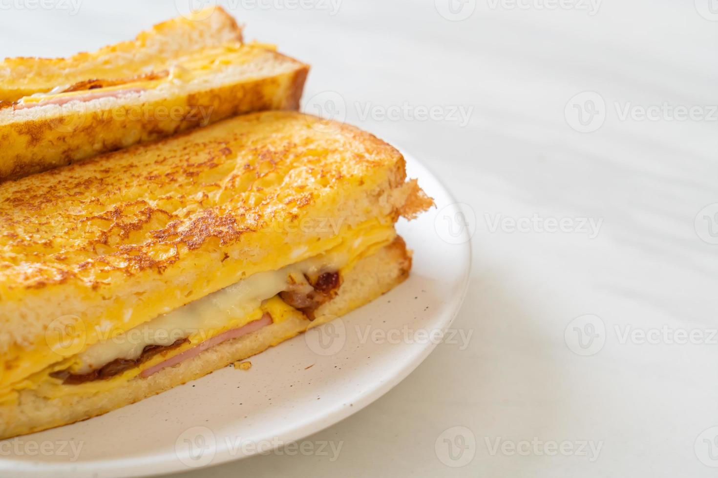 torrada francesa caseira com presunto, bacon e sanduíche de queijo com ovo foto