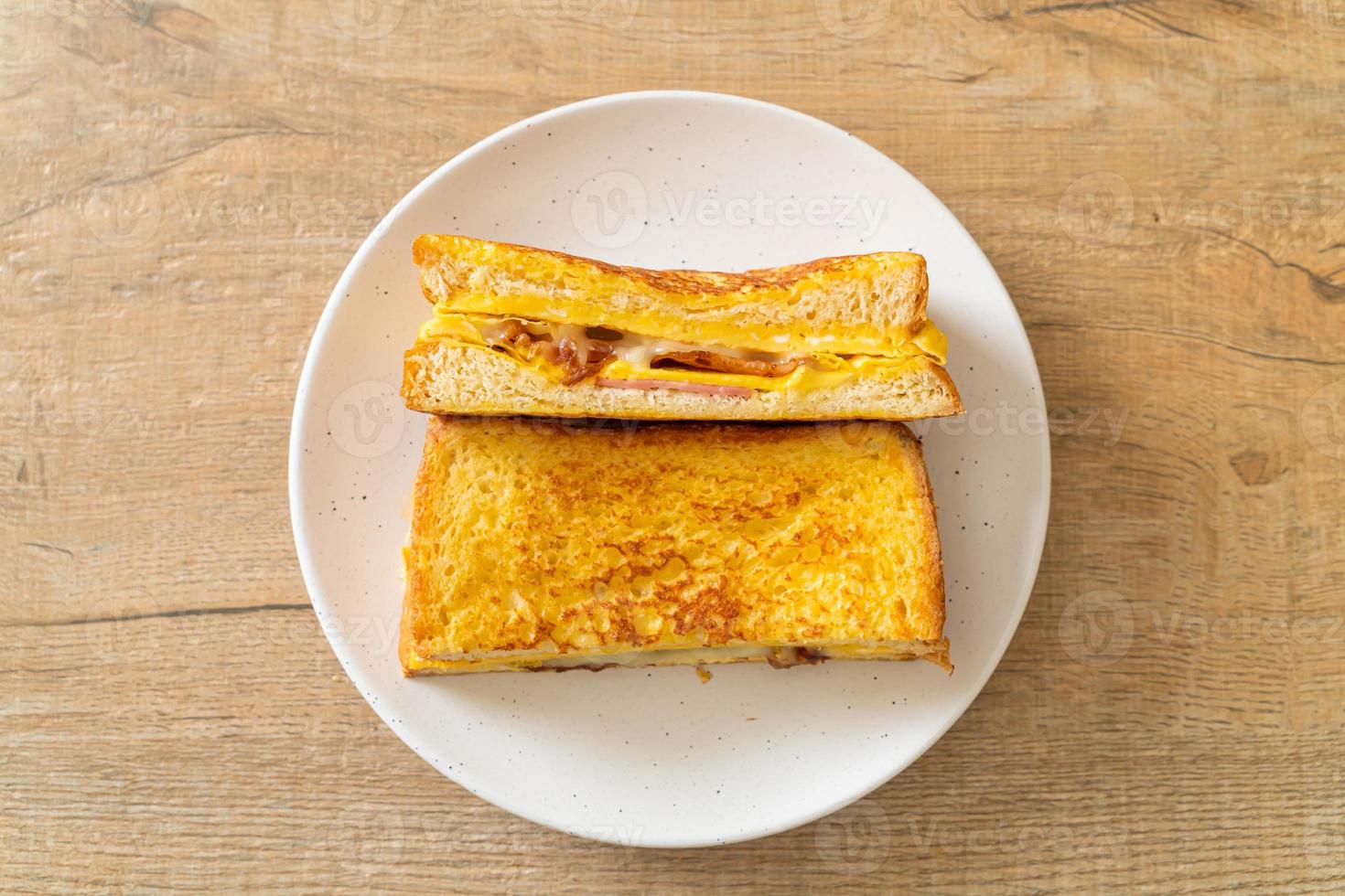 torrada francesa caseira com presunto, bacon e sanduíche de queijo com ovo foto