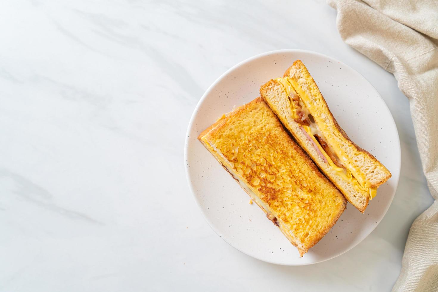 torrada francesa caseira com presunto, bacon e sanduíche de queijo com ovo foto