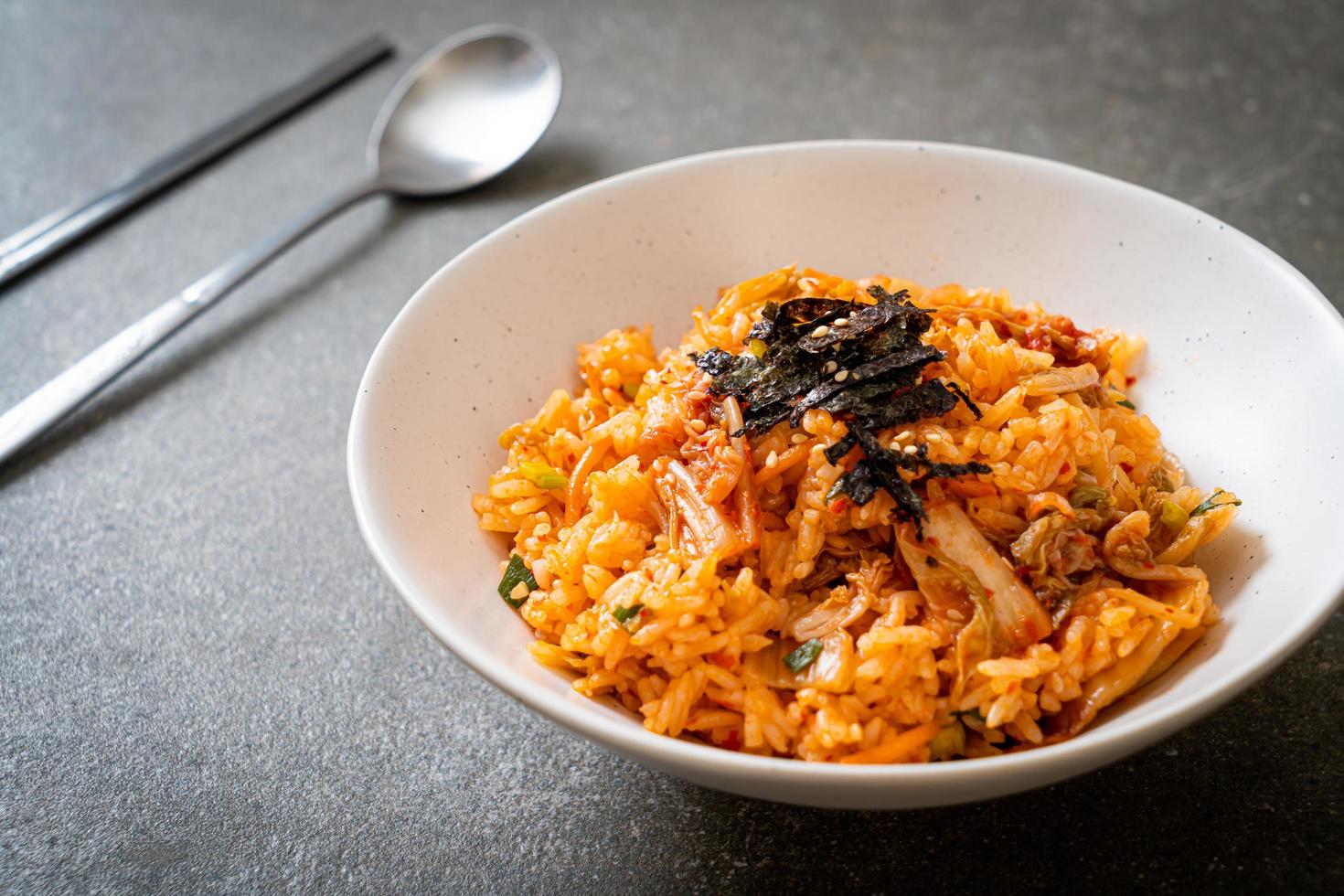 arroz frito kimchi com algas marinhas e gergelim branco - comida coreana foto