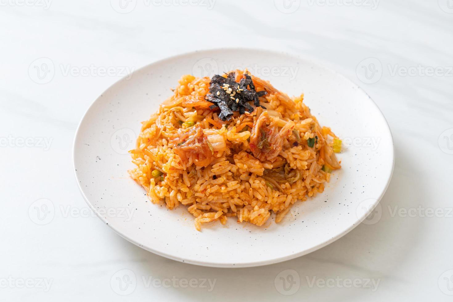 arroz frito kimchi com algas marinhas e gergelim branco - comida coreana foto