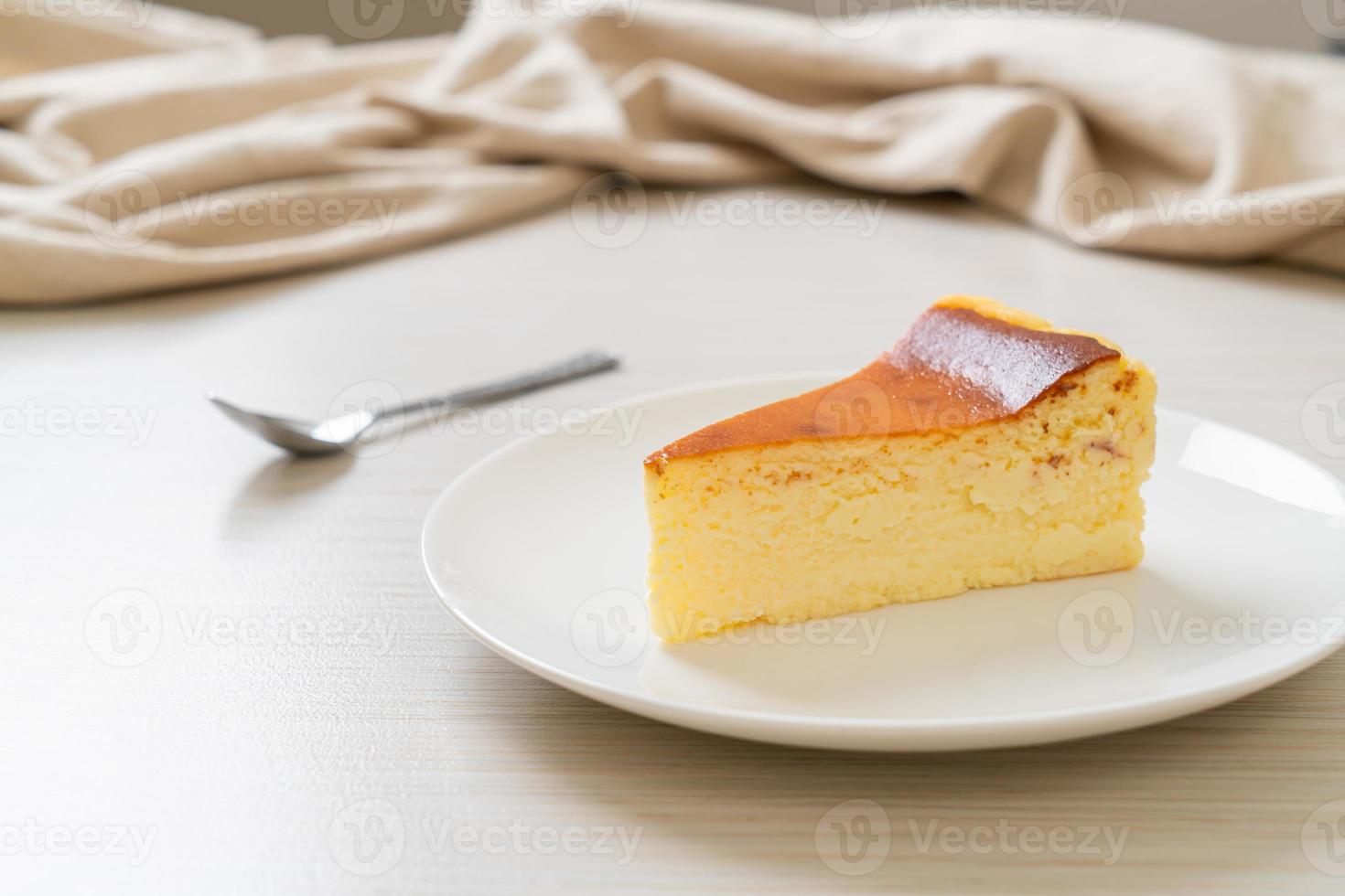 cheesecake queimado caseiro em um prato branco foto