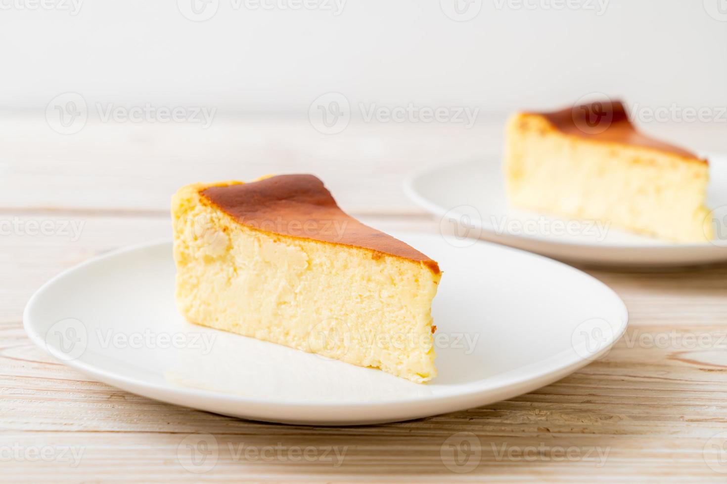 cheesecake queimado caseiro em um prato branco foto