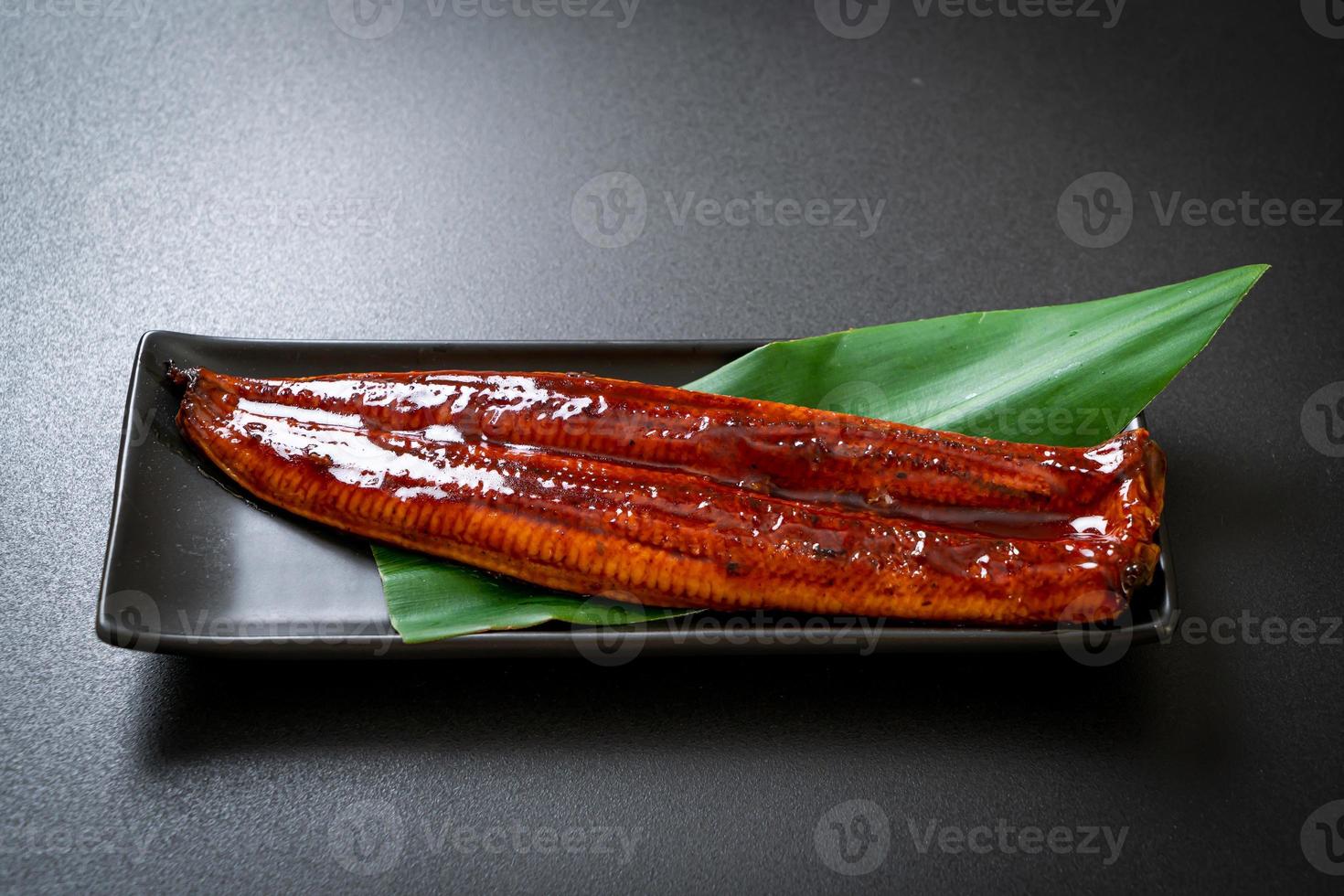 enguia grelhada ou unagi grelhado com molho - kabayaki - comida japonesa foto