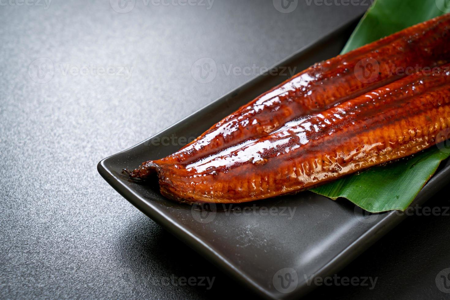 enguia grelhada ou unagi grelhado com molho - kabayaki - comida japonesa foto