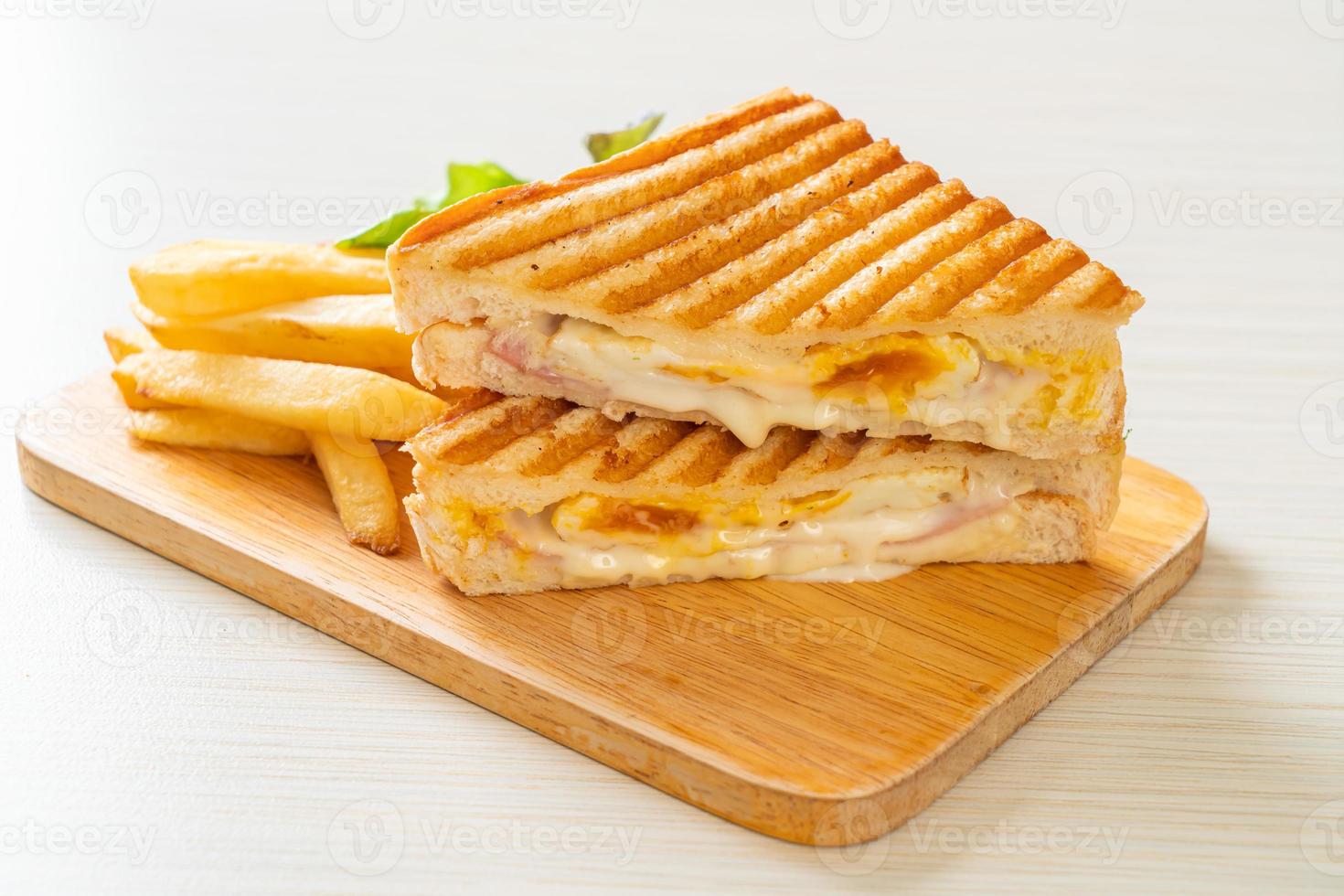 sanduíche de presunto e queijo com ovo e batata frita foto