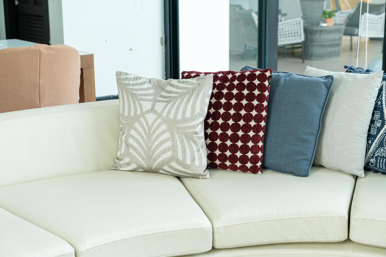 decoração de travesseiros em um sofá em uma sala de estar foto