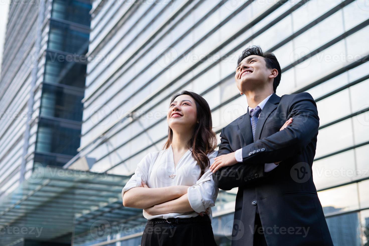 retrato de dois empreendedores com expressão confiante foto