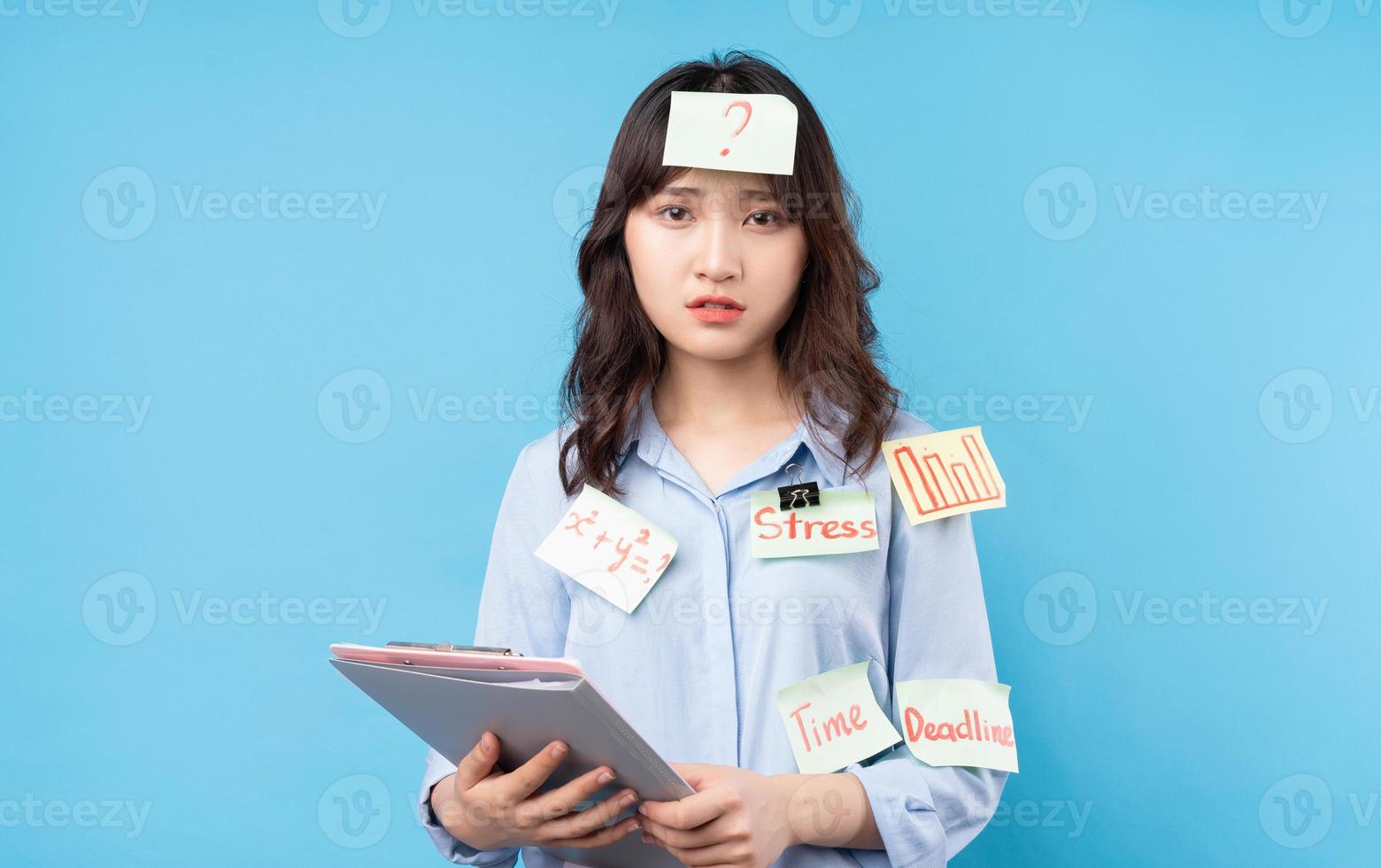 retrato de estudante universitária em segundo plano foto