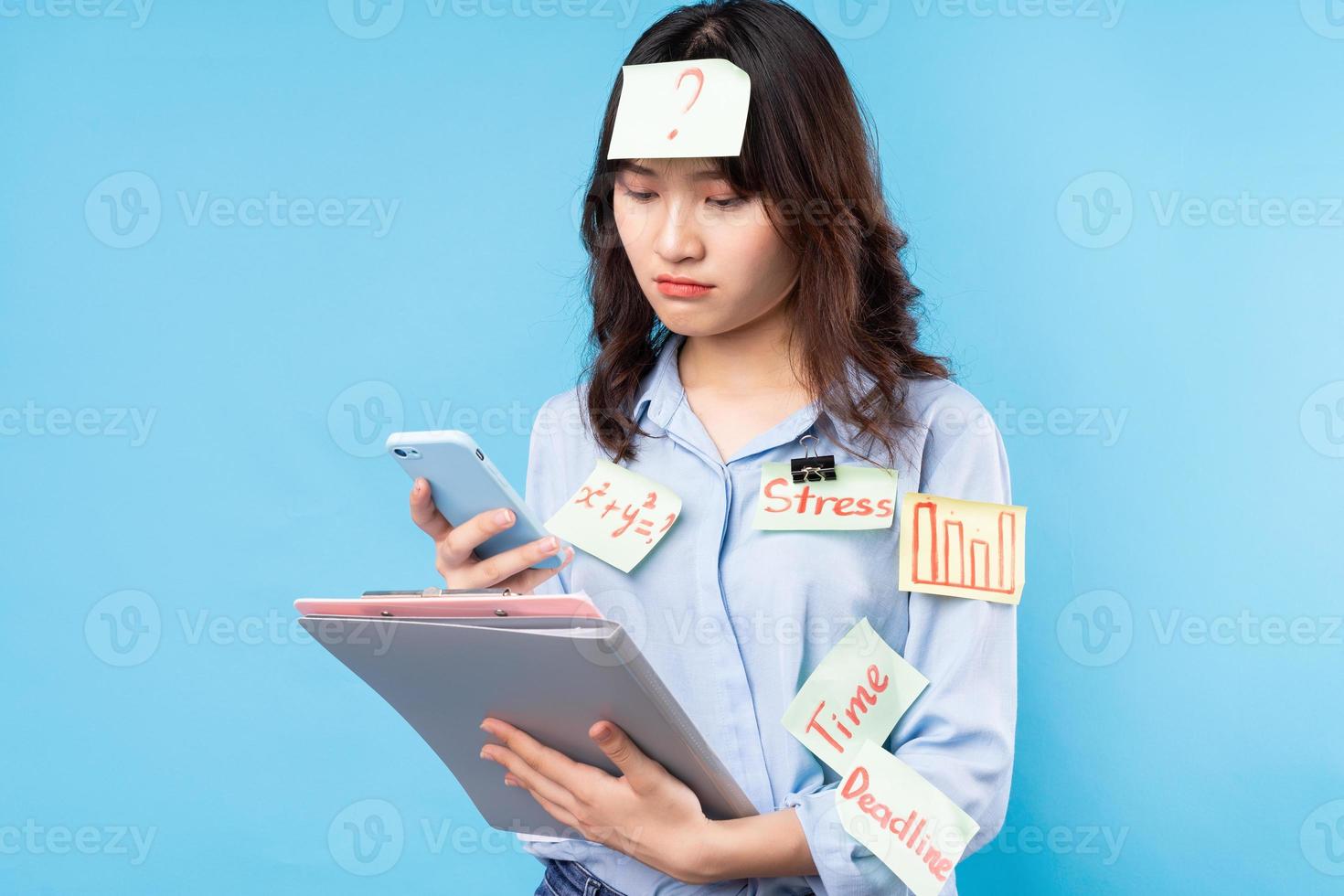 retrato de estudante universitária em segundo plano foto