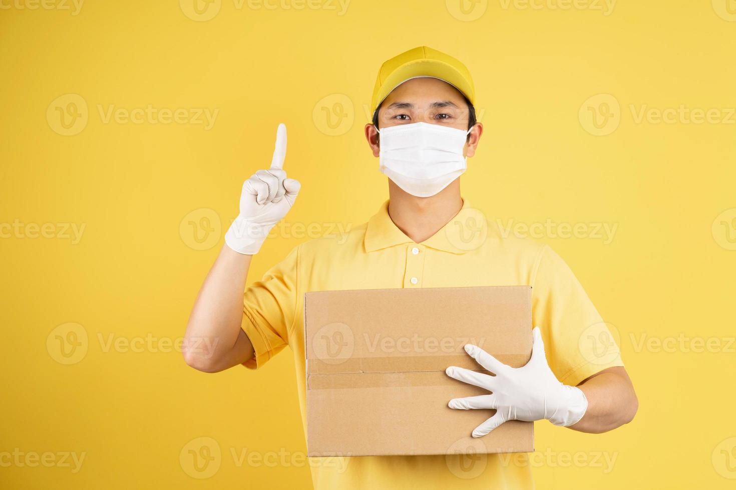 retrato de entregador usando máscara durante a temporada de epidemia em segundo plano foto
