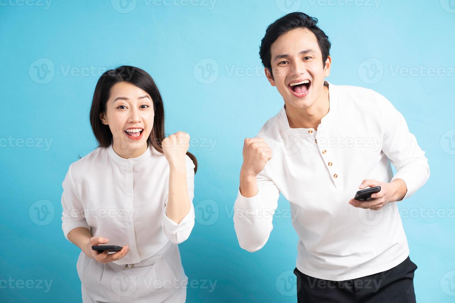 retrato de jovem casal usando telefone no fundo foto