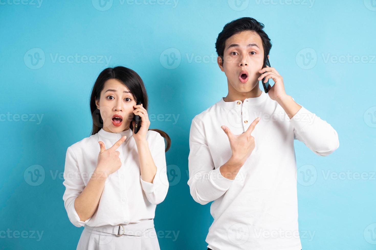 retrato de jovem casal usando telefone no fundo foto