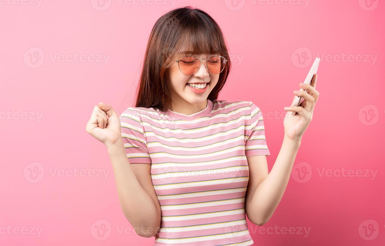 imagem de jovem asiática vestindo camiseta rosa em fundo rosa foto