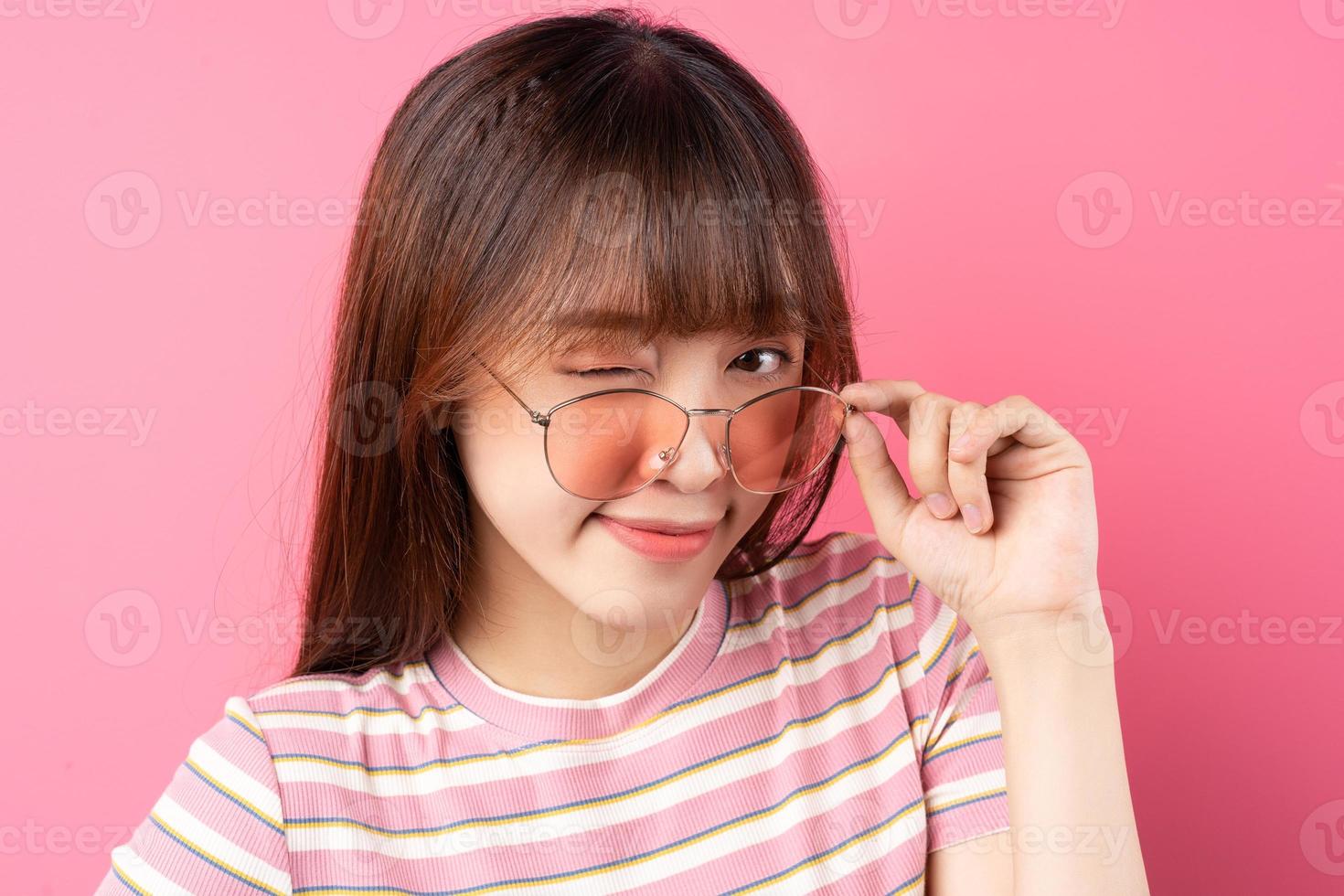 imagem de jovem asiática vestindo camiseta rosa em fundo rosa foto