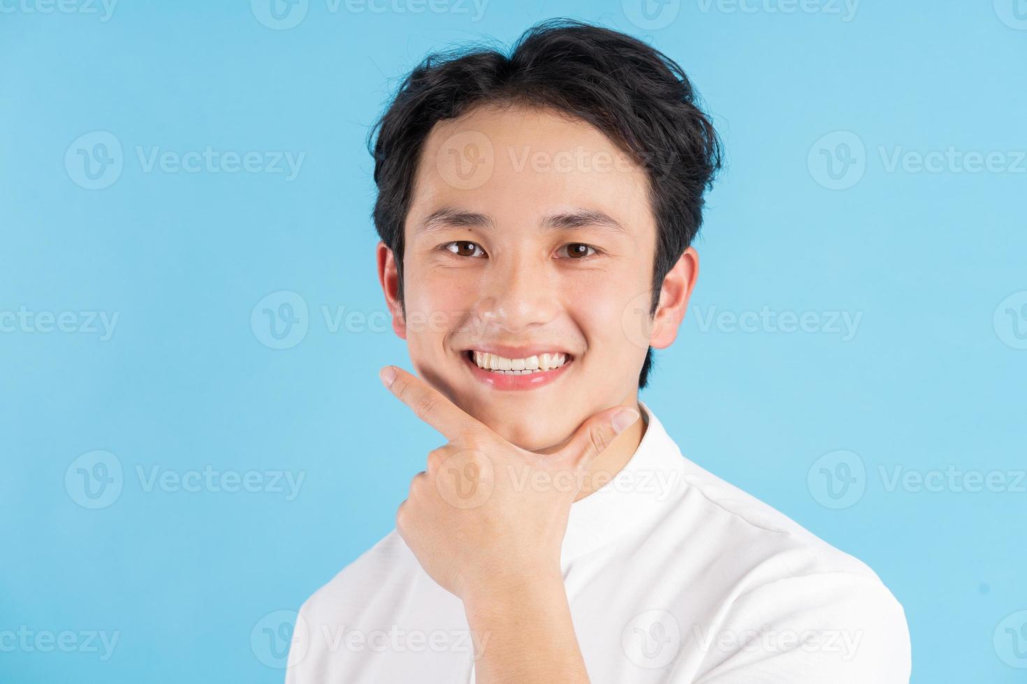 retrato de jovem sorrindo e olhando para a câmera foto