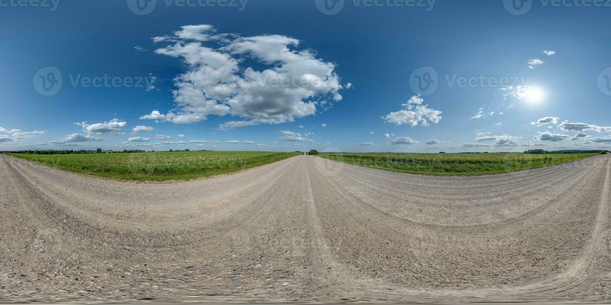 360 hdri panorama em cascalho estrada com nuvens e Sol em azul céu dentro equirretangular esférico desatado projeção, usar Como céu substituição dentro zangão panoramas, jogos desenvolvimento céu cúpula ou vr conteúdo foto