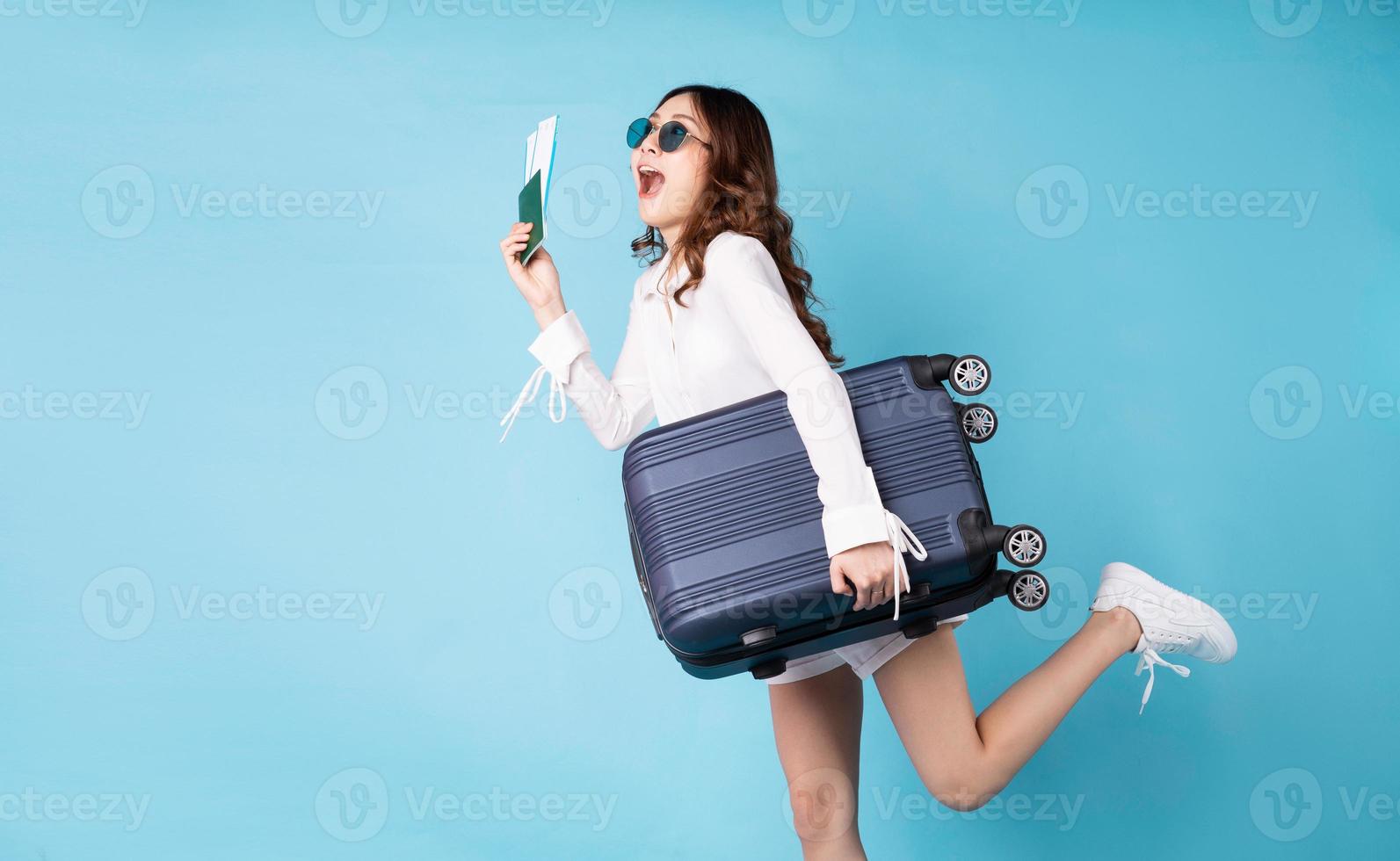 jovem segurando a passagem de avião se preparando para a próxima viagem com uma expressão alegre foto