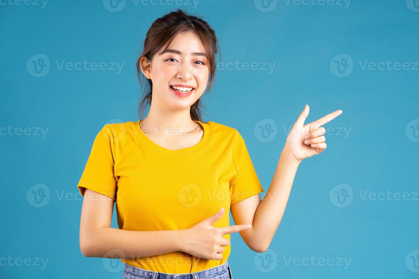 jovem asiática posando em fundo azul foto