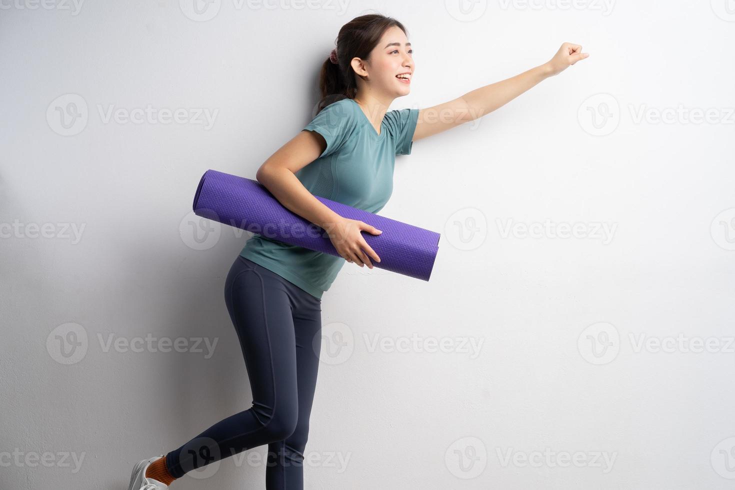 jovem mulher asiática fazendo exercícios no fundo branco foto