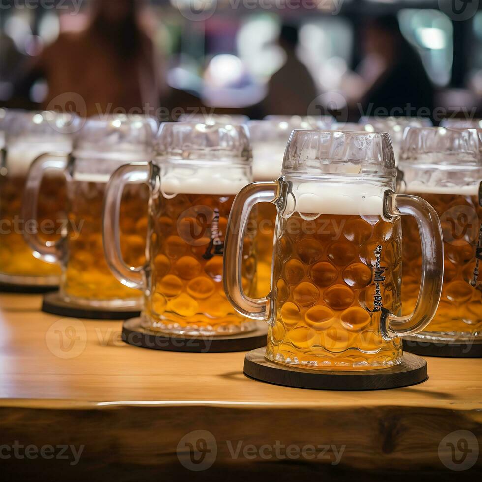 oktoberfest Cerveja vidro em de madeira mesa fechar acima verão festivais foto