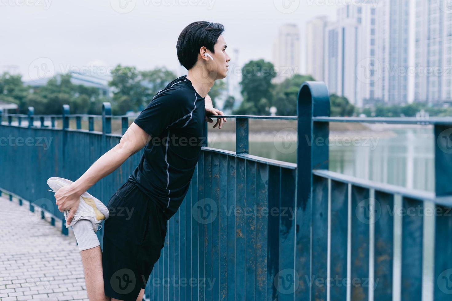 jovem asiático se exercitando no parque foto
