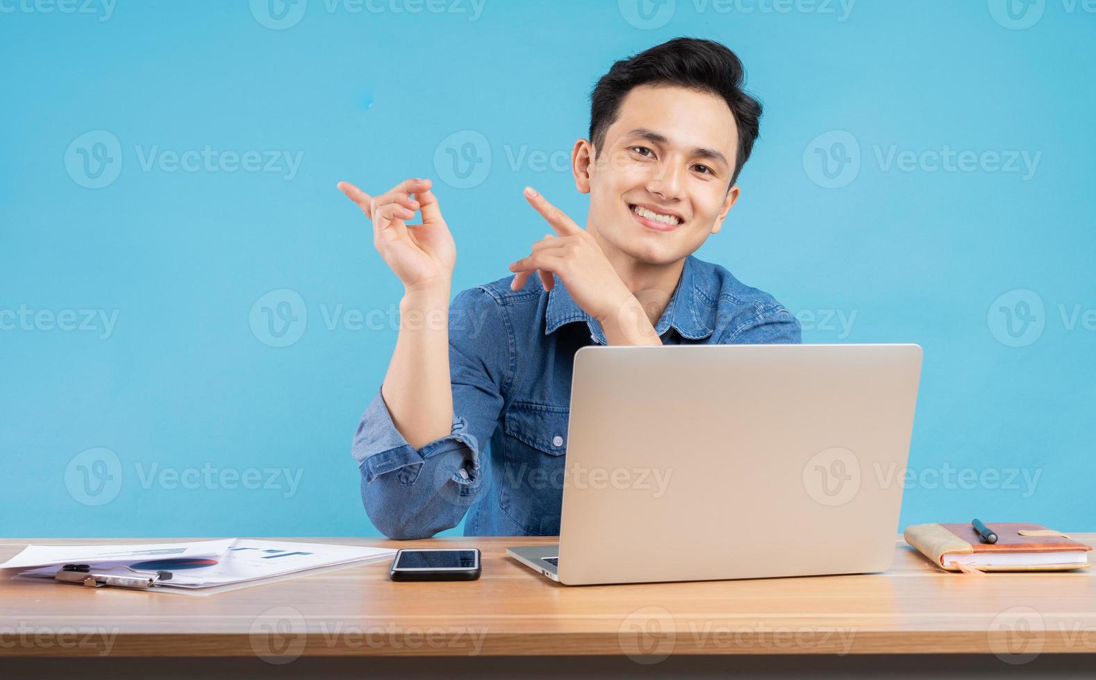 imagem de jovem empresário asiático sobre fundo azul foto