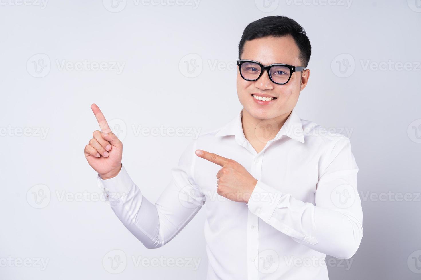 imagem de empresário asiático apontando para cima foto