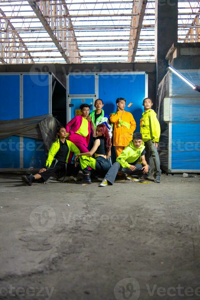uma grupo do ásia gay homens posando por aí a abandonado construção com seus amigos foto