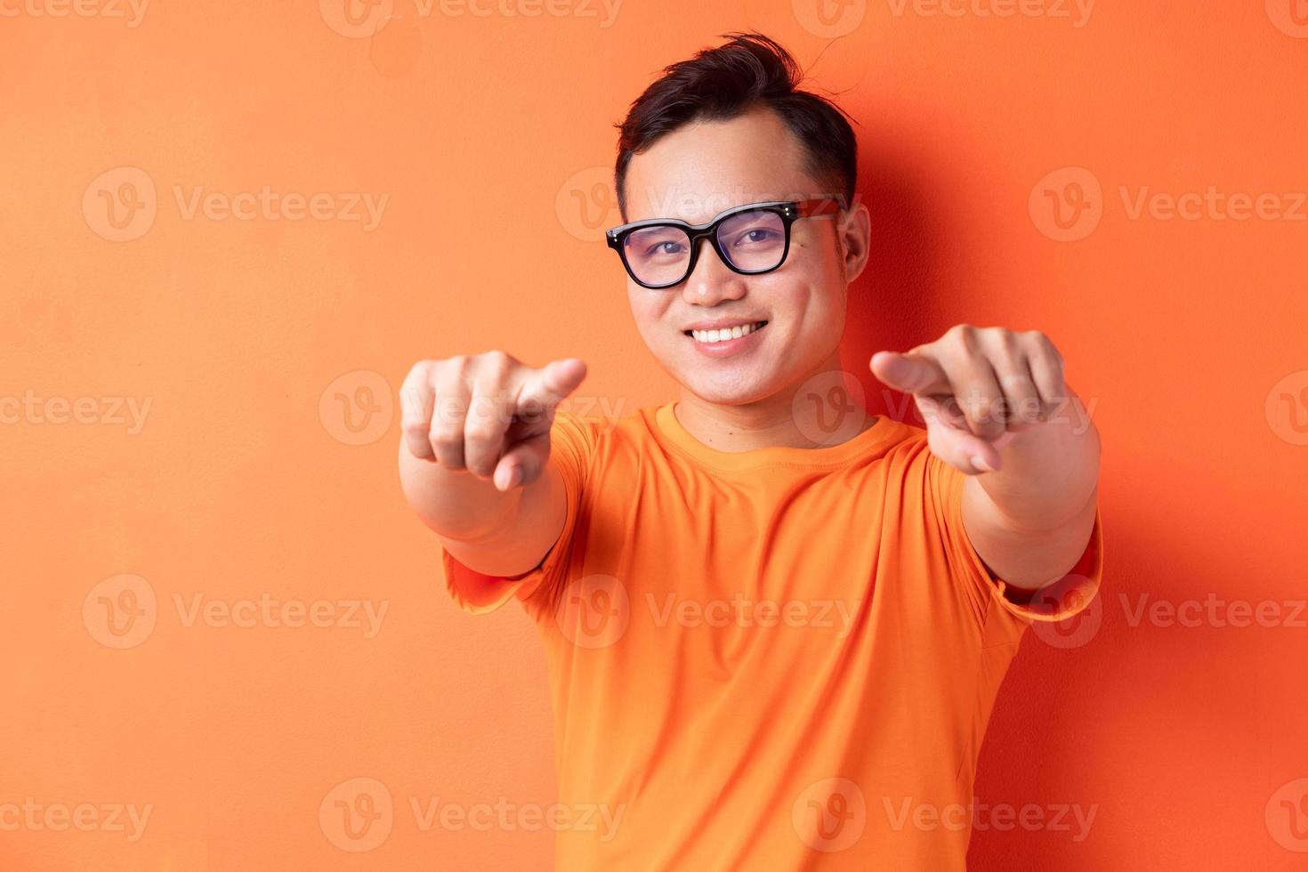 o homem asiático apontou a mão dele foto
