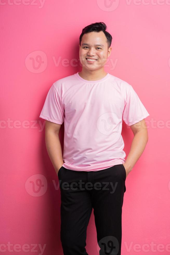 retrato de homem asiático em fundo rosa foto