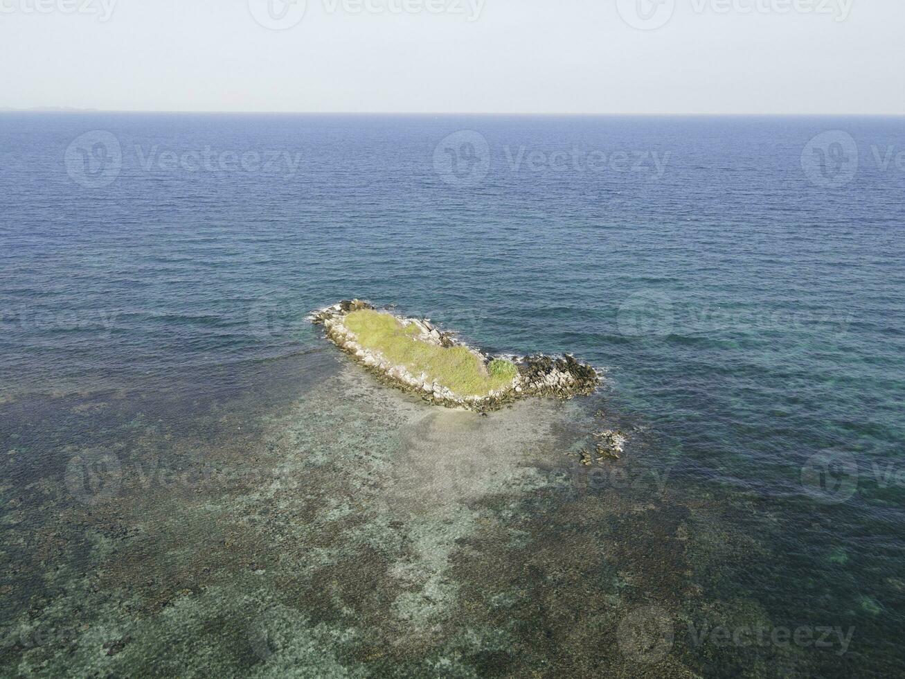 aéreo Visão do controlo remoto ilha dentro karimunjawa ilhas, jepara, Indonésia. coral recifes, branco areia praias. topo turista destino, melhor mergulho mergulho com snorkel. foto