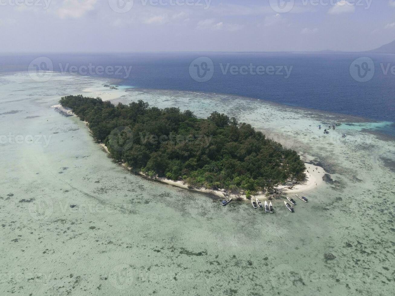 aéreo Visão do controlo remoto ilha dentro karimunjawa ilhas, jepara, Indonésia. coral recifes, branco areia praias. topo turista destino, melhor mergulho mergulho com snorkel. foto