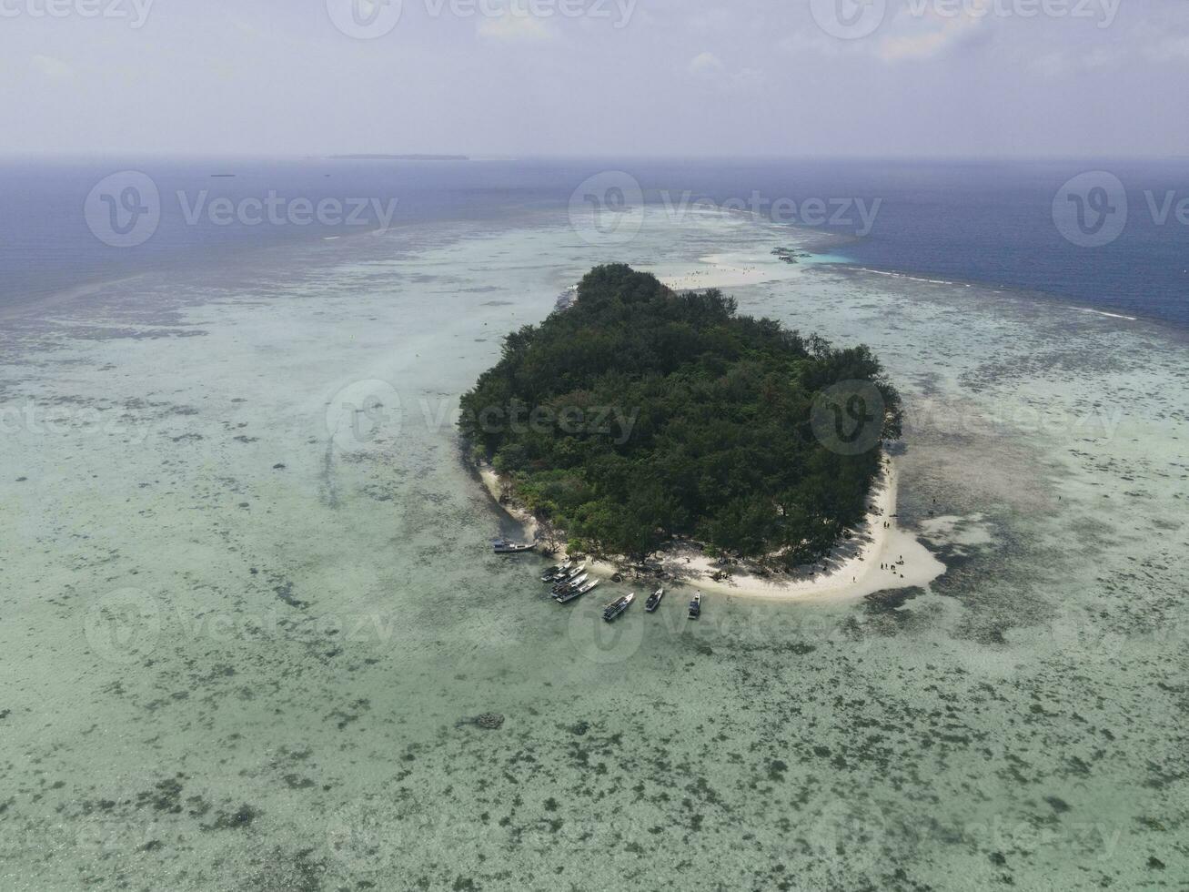 aéreo Visão do controlo remoto ilha dentro karimunjawa ilhas, jepara, Indonésia. coral recifes, branco areia praias. topo turista destino, melhor mergulho mergulho com snorkel. foto