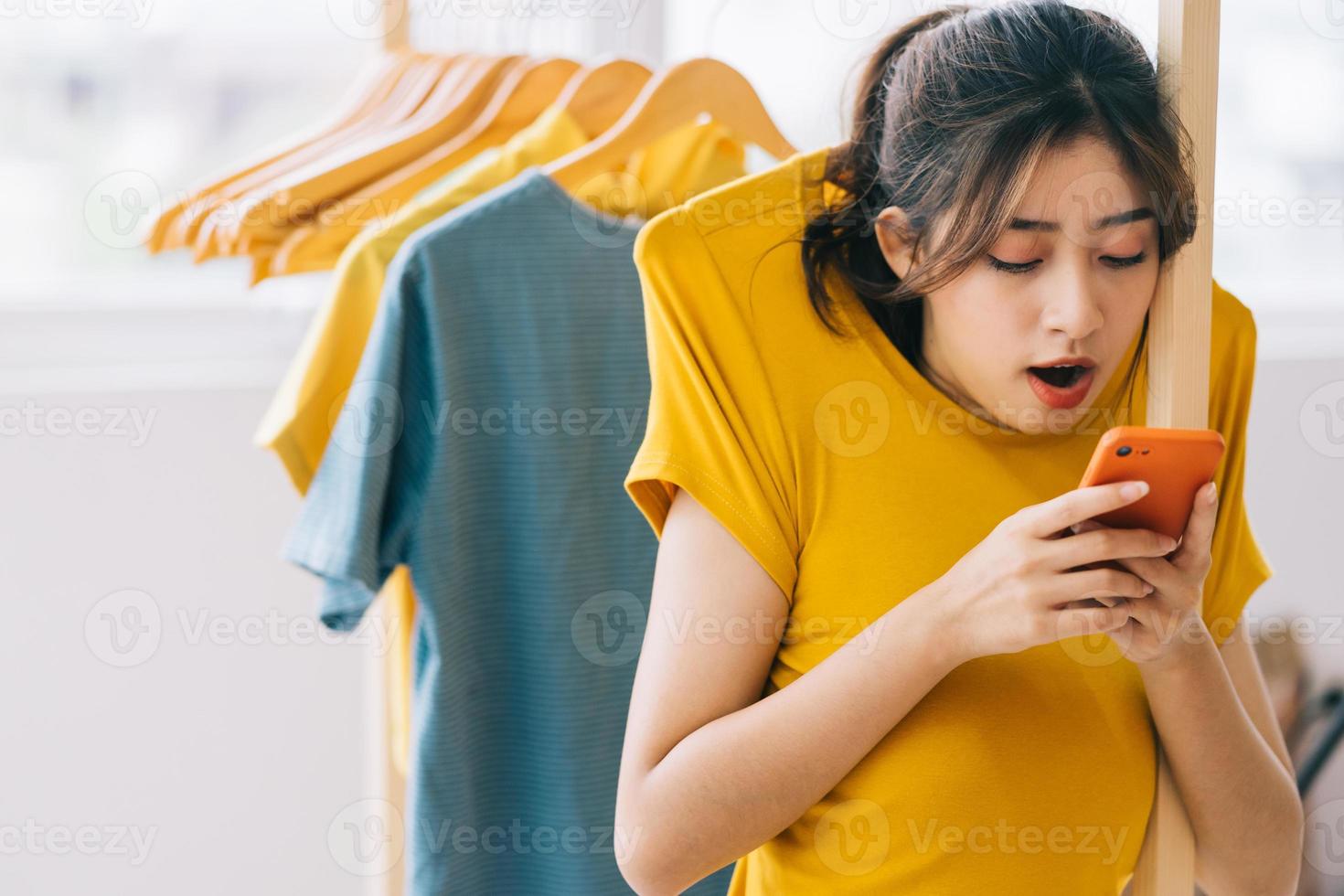 jovem asiática viciada em usar smartphones foto