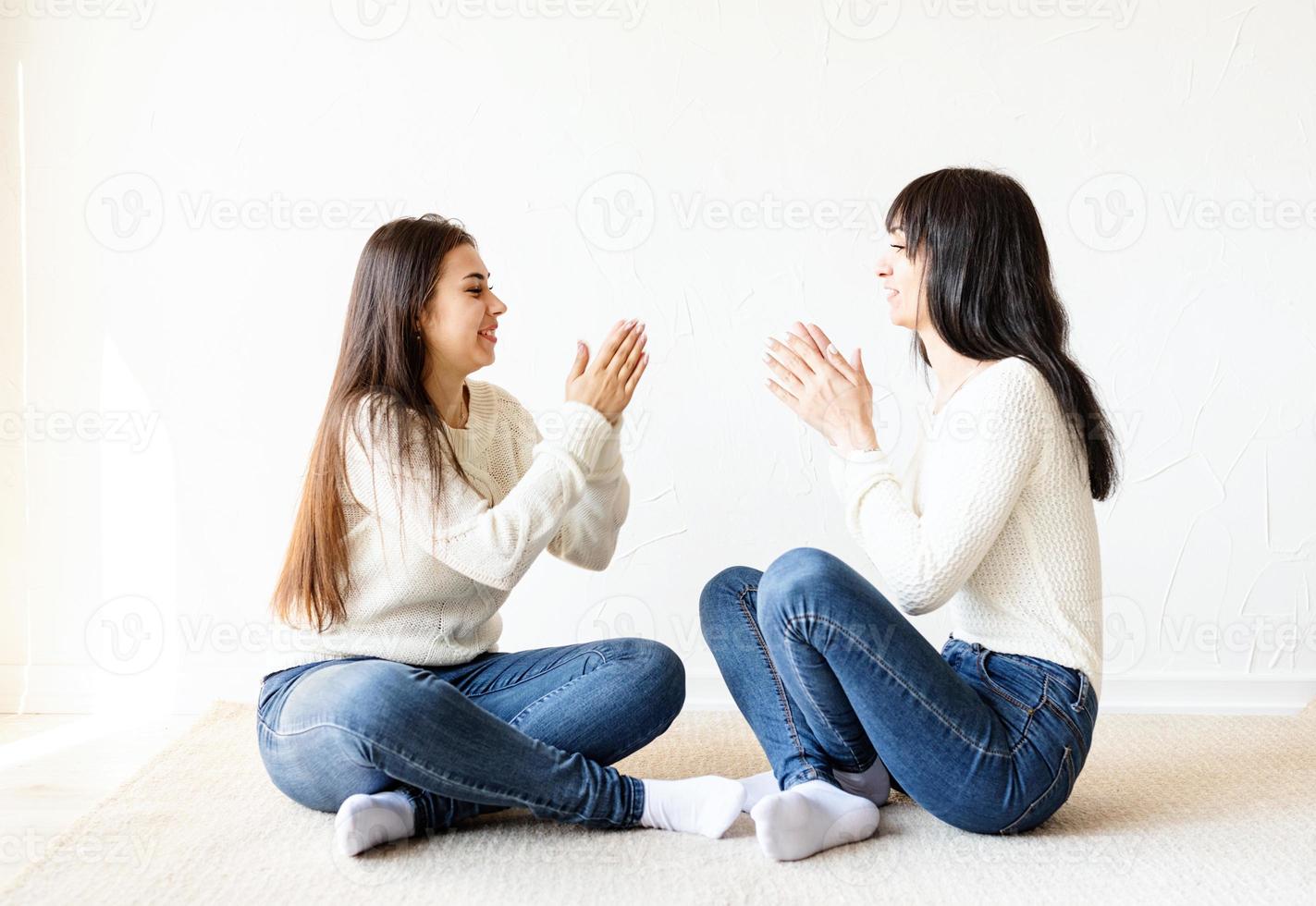 dois melhores amigos se divertindo em casa foto