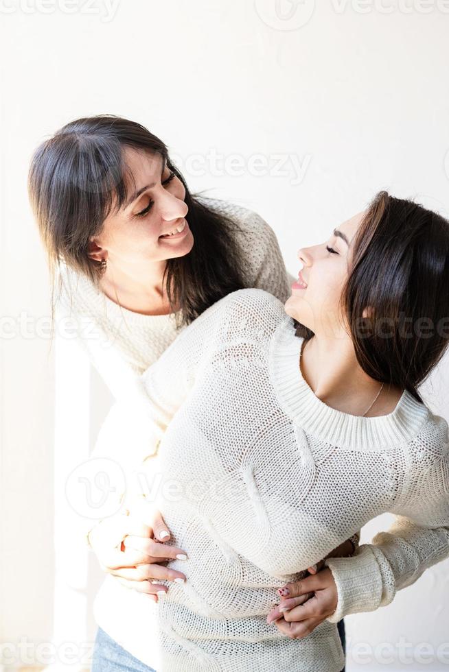 duas melhores amigas se abraçando foto