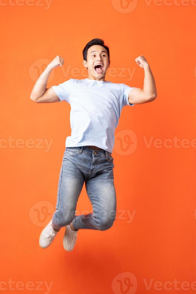 homem asiático pulando e gritando foto