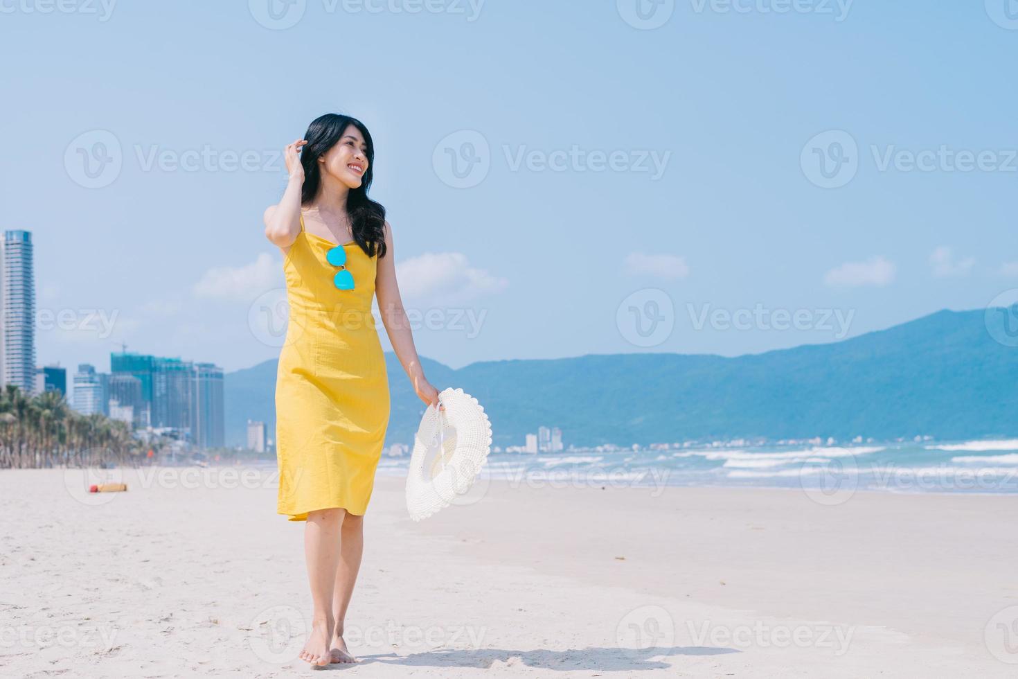 jovem mulher asiática curtindo as férias de verão na praia foto