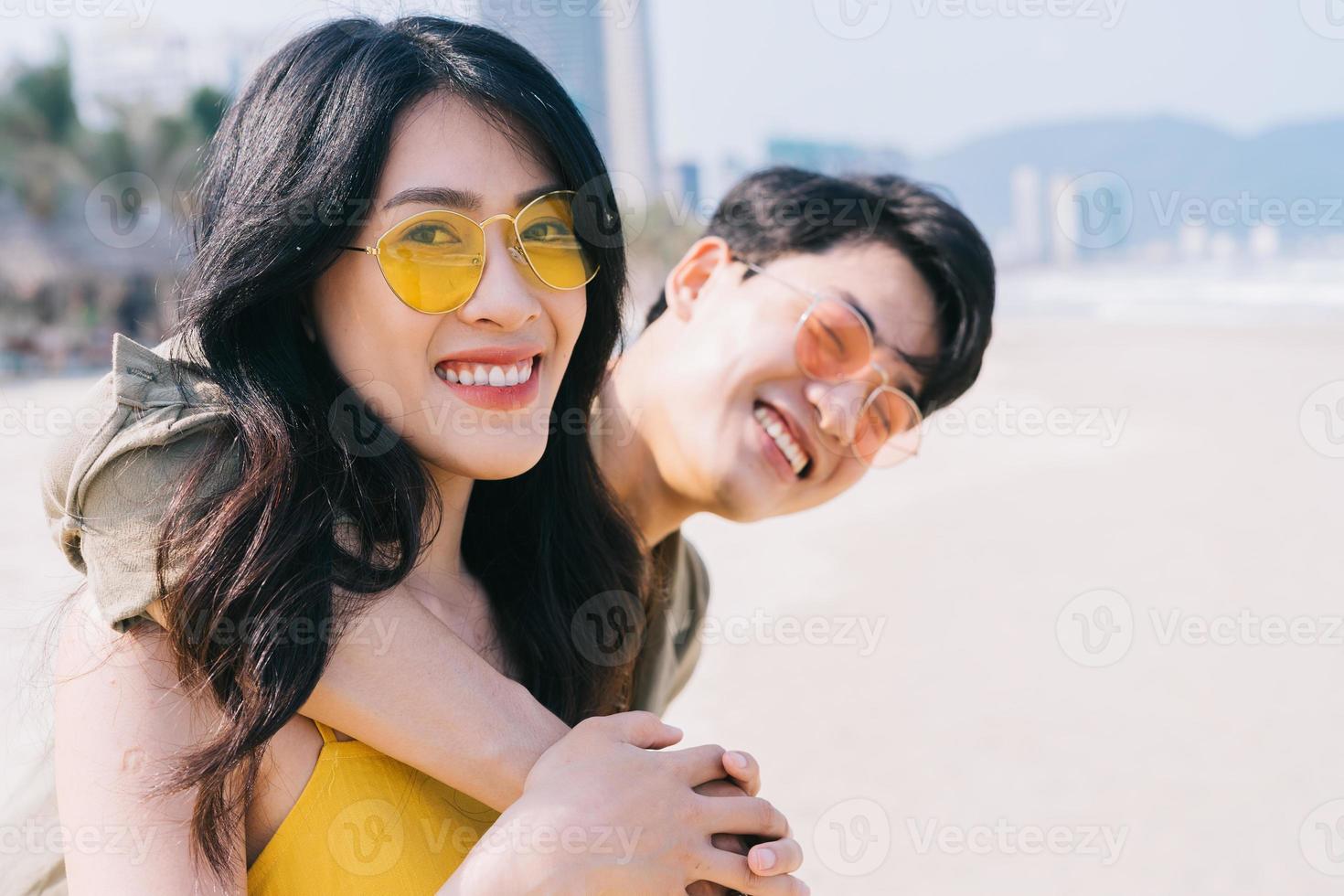 jovem casal asiático curtindo as férias de verão na praia foto