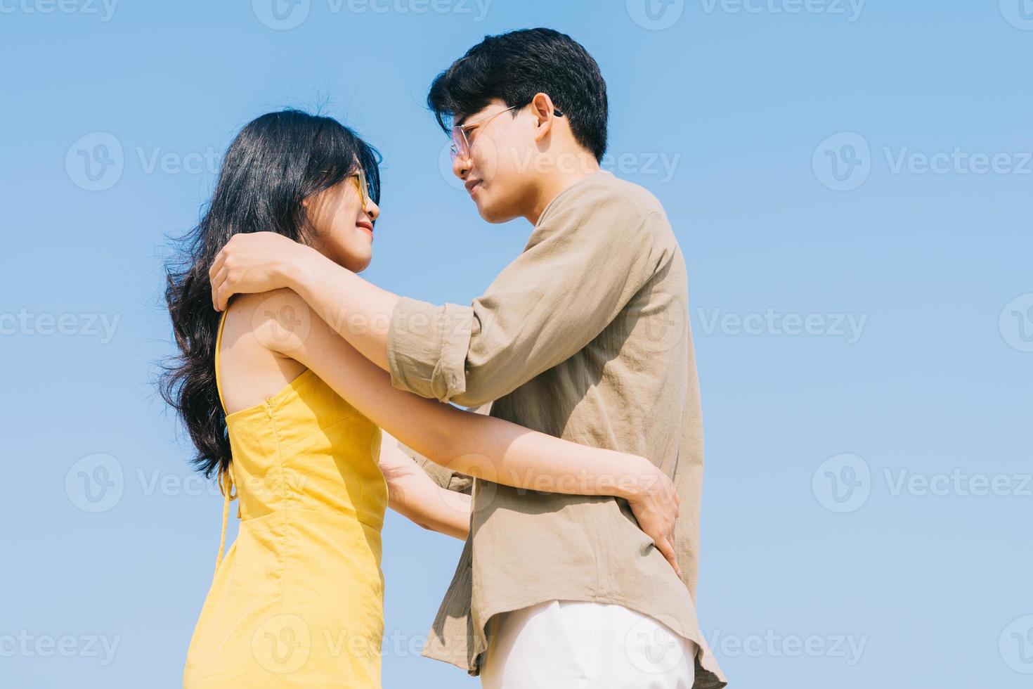 jovem casal asiático curtindo as férias de verão na praia foto