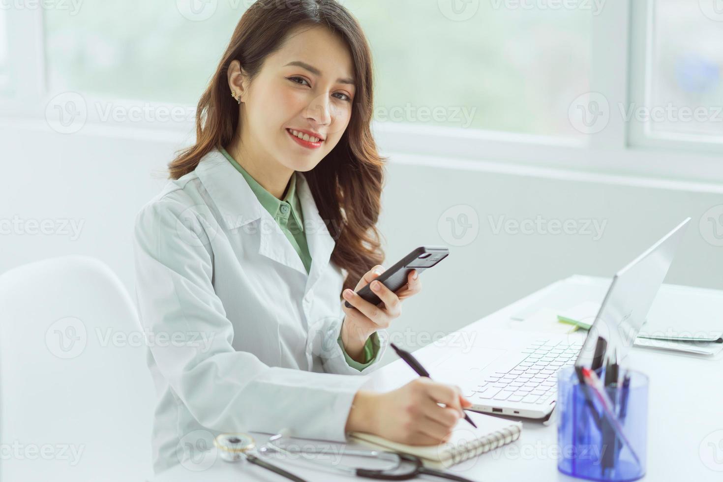 médica asiática trabalhando com computador no escritório foto