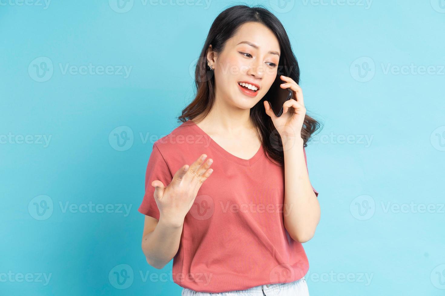 linda mulher asiática conversando feliz no telefone foto