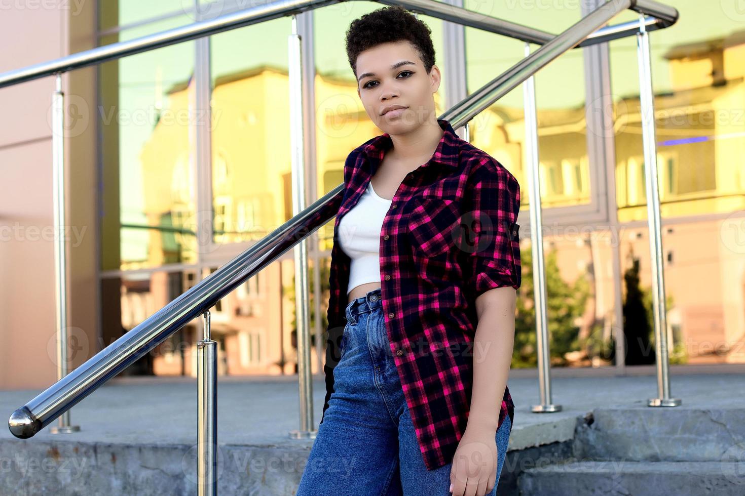 linda mulher afro-americana com cabelo curto no verão na rua foto