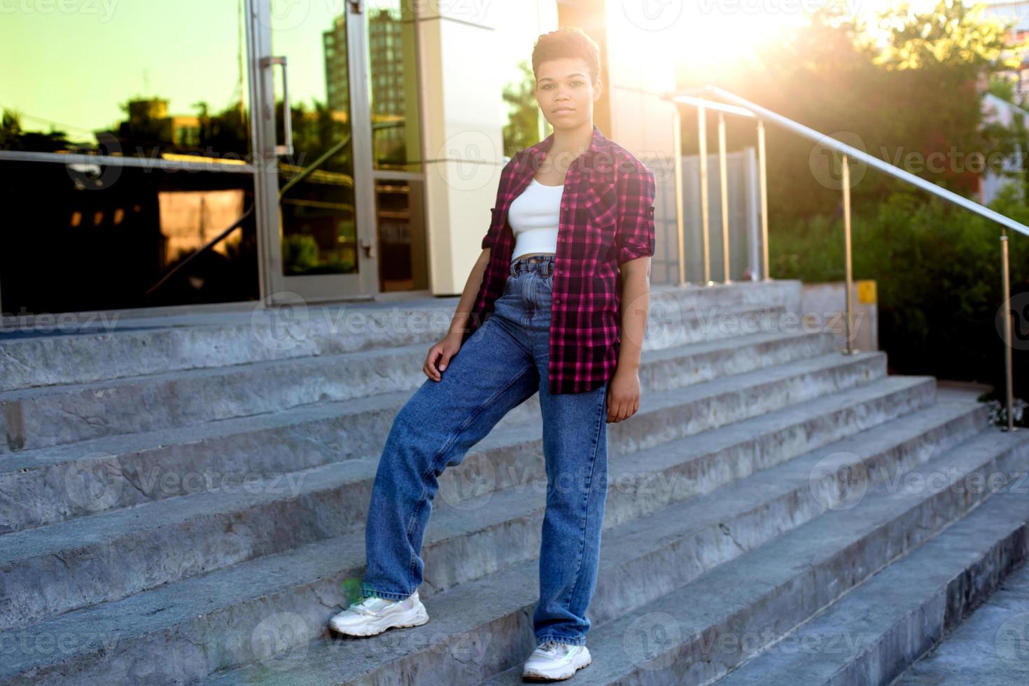 linda mulher afro-americana com cabelo curto no verão na rua foto