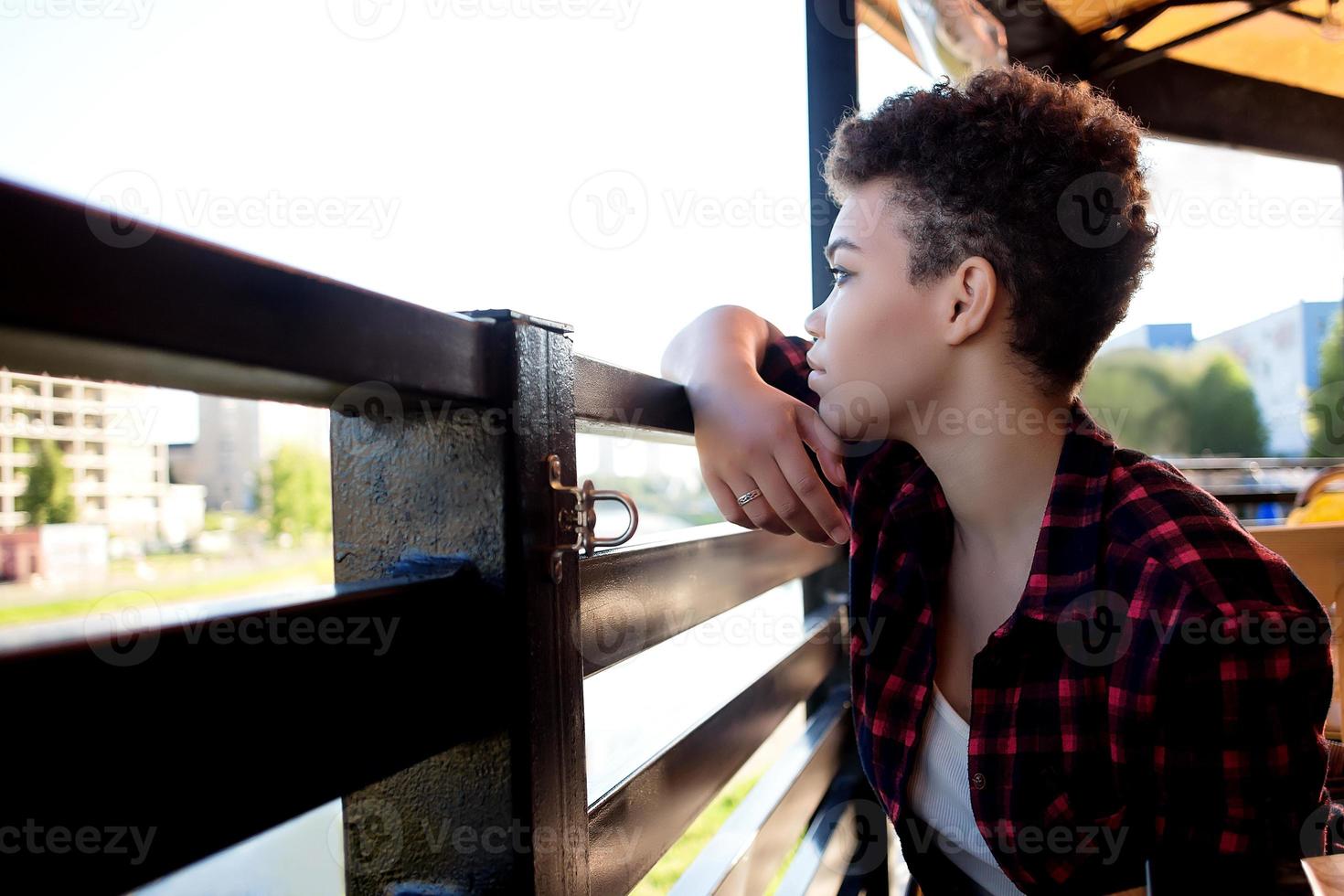 linda mulher afro-americana com cabelo curto no verão na rua foto