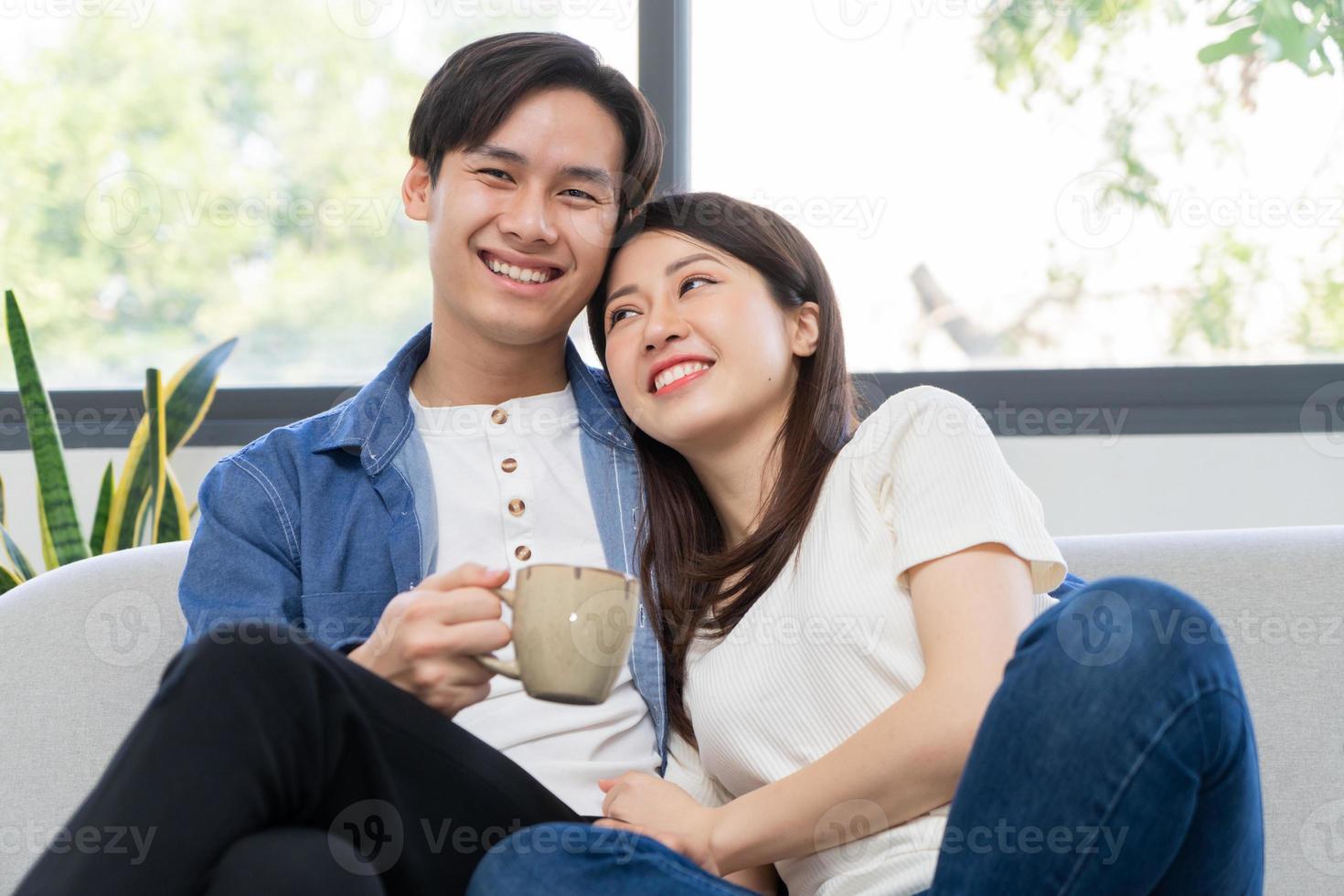 jovem casal asiático conversando alegremente foto