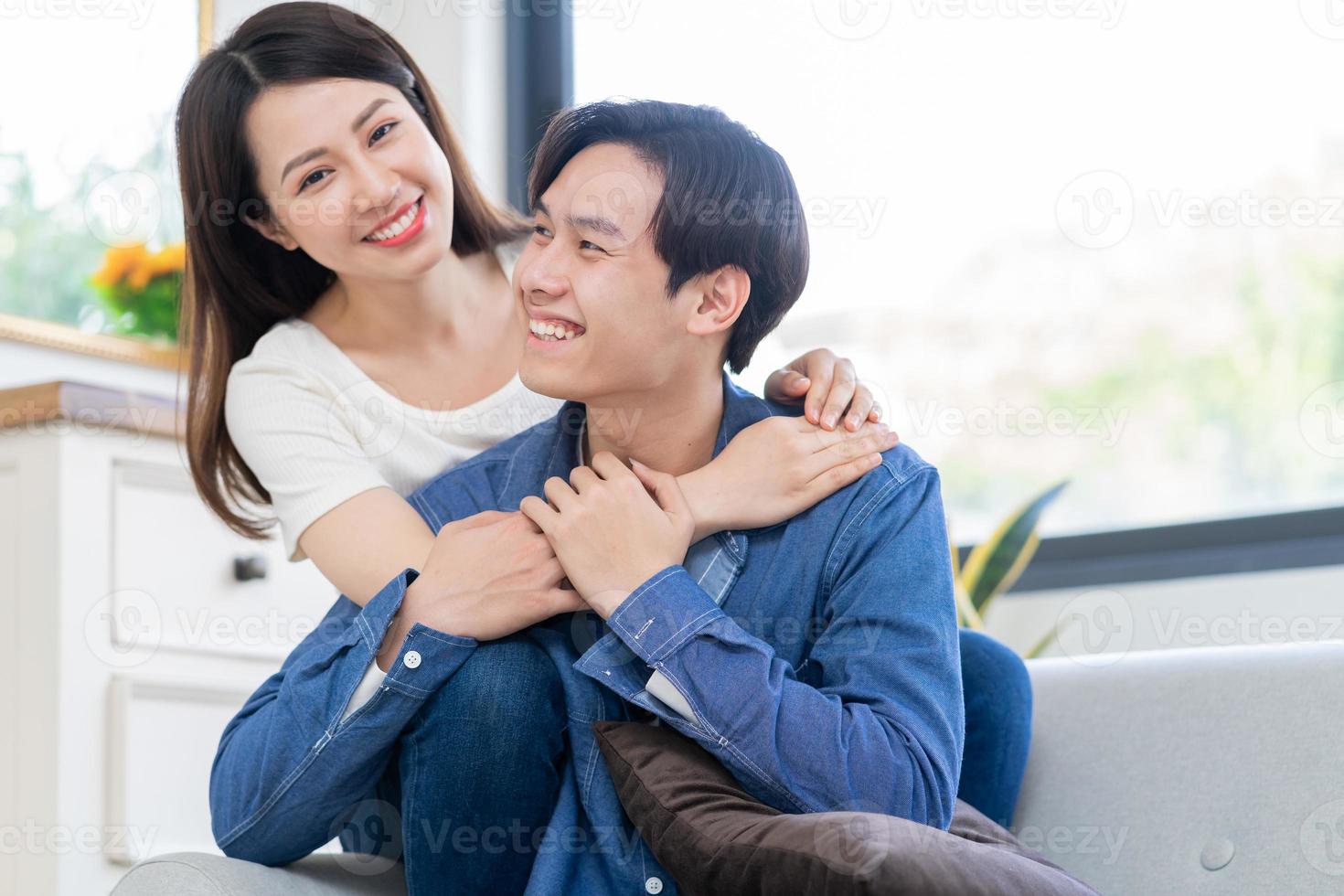 jovem casal asiático conversando alegremente foto