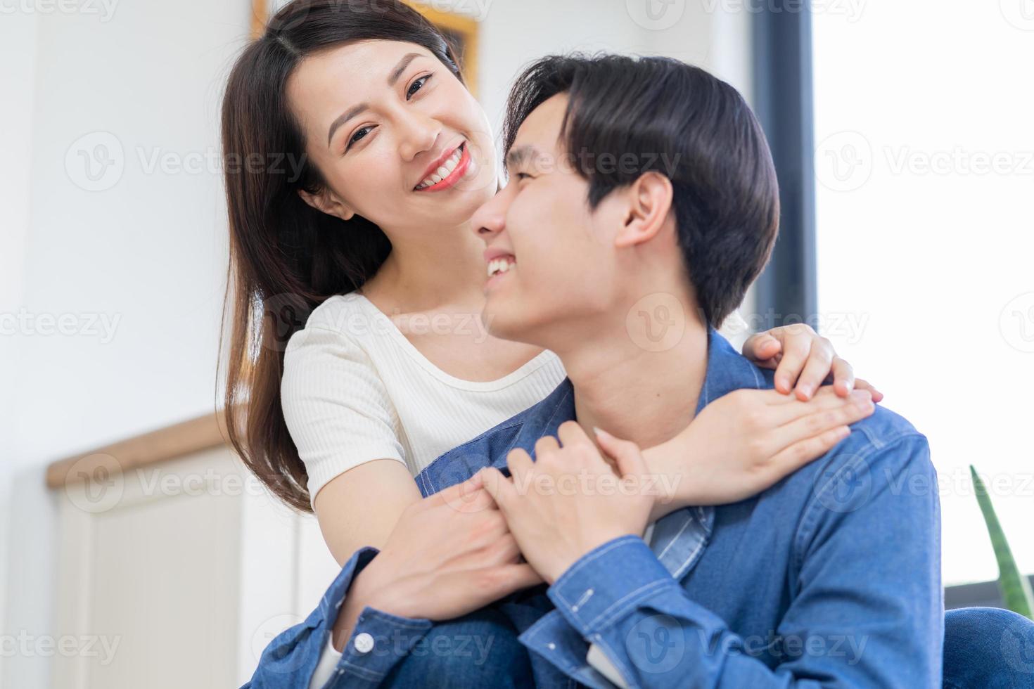 jovem casal asiático conversando alegremente foto